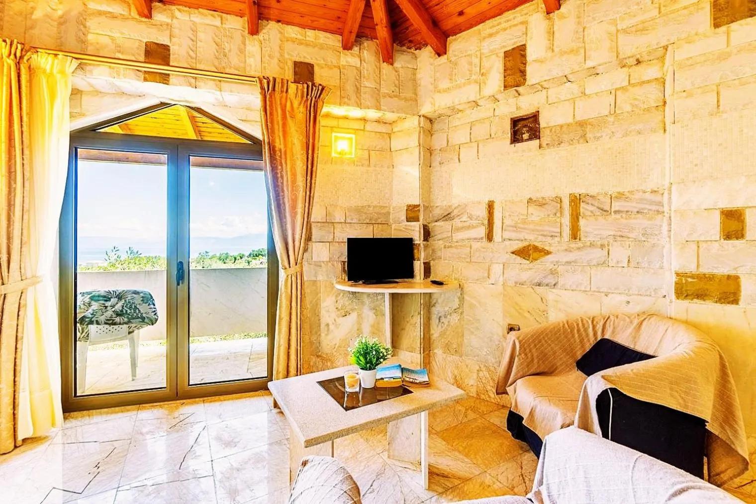 TV and multimedia in Paco's Resort Holiday Flats