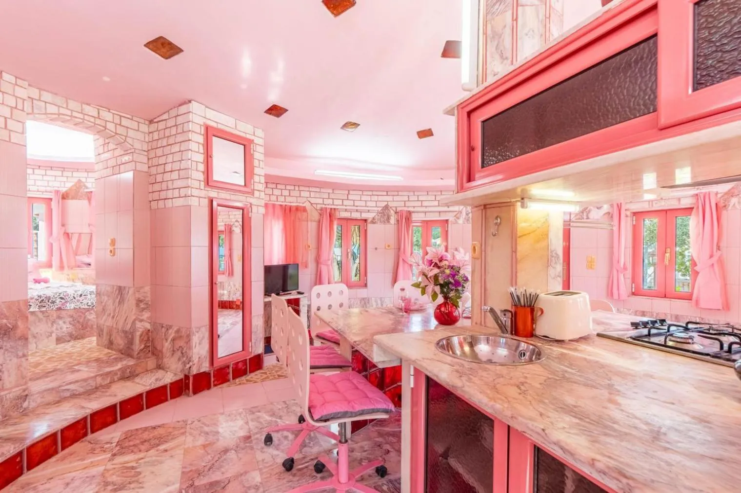 TV and multimedia in Paco's Resort Holiday Flats