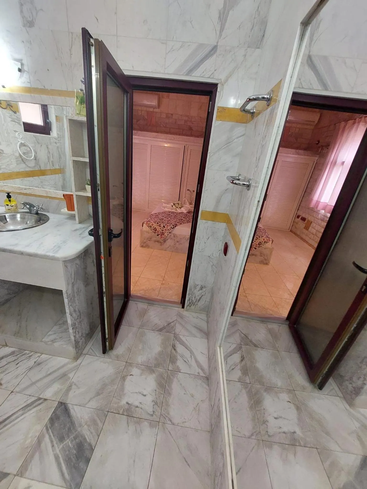 Shower in Paco's Resort Holiday Flats