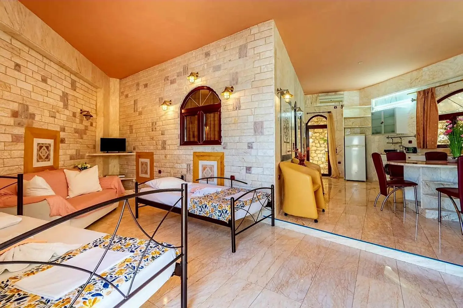 TV and multimedia in Paco's Resort Holiday Flats