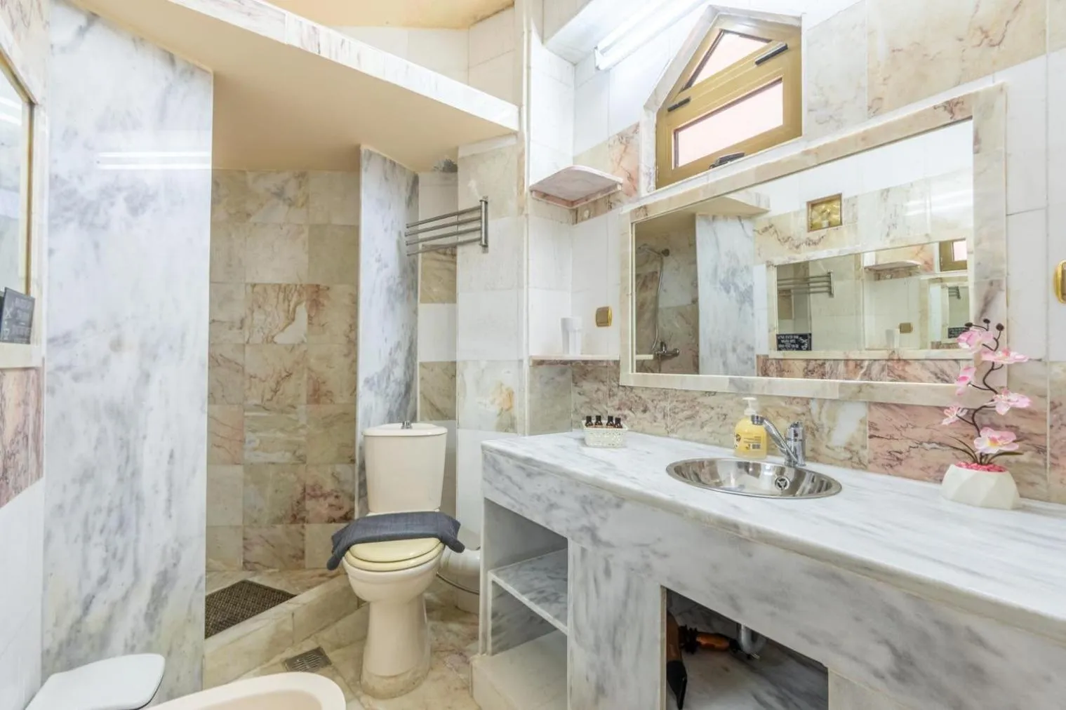 Shower in Paco's Resort Holiday Flats