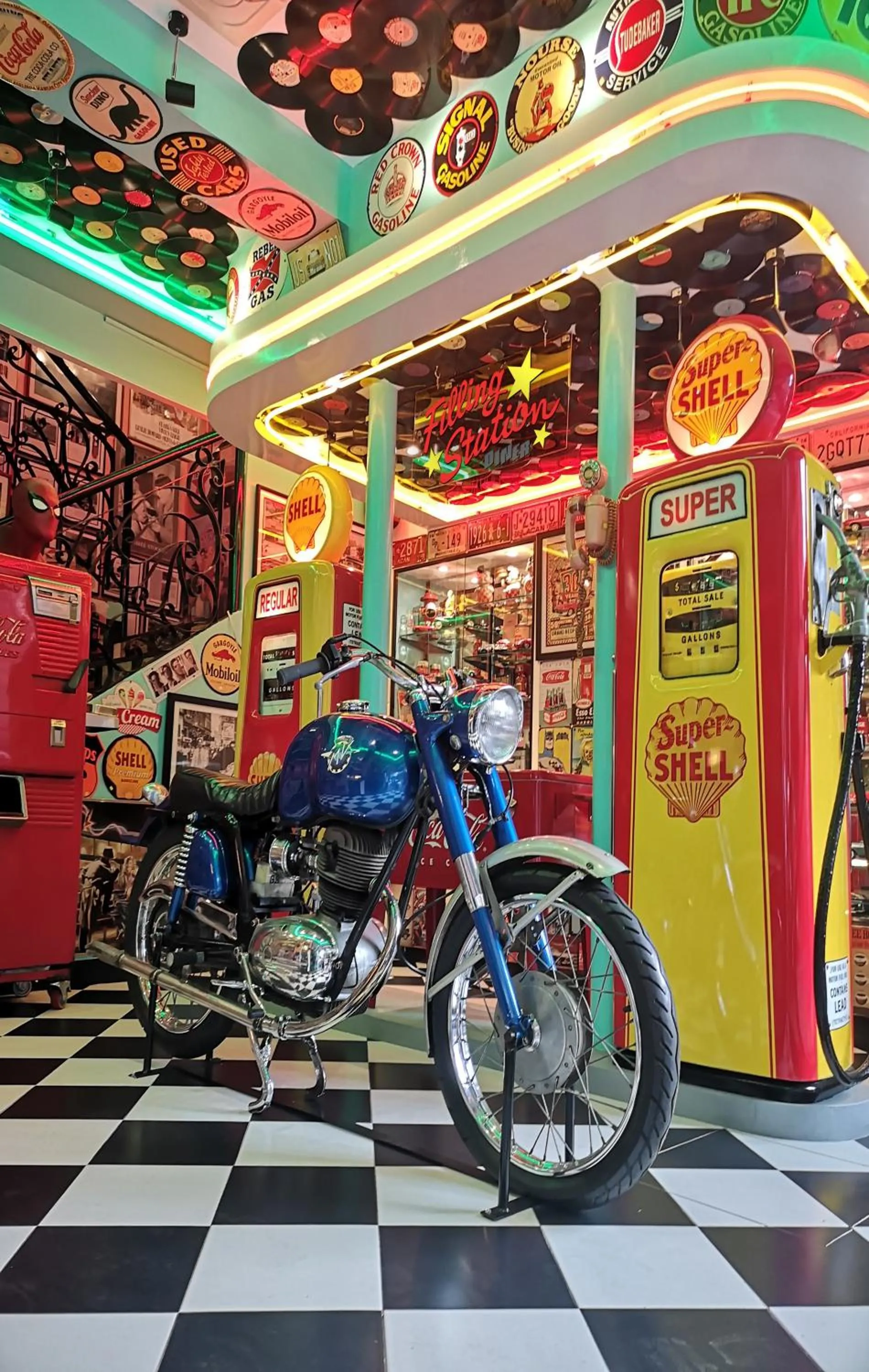 Restaurant/places to eat in Royal Bellagio Hotel