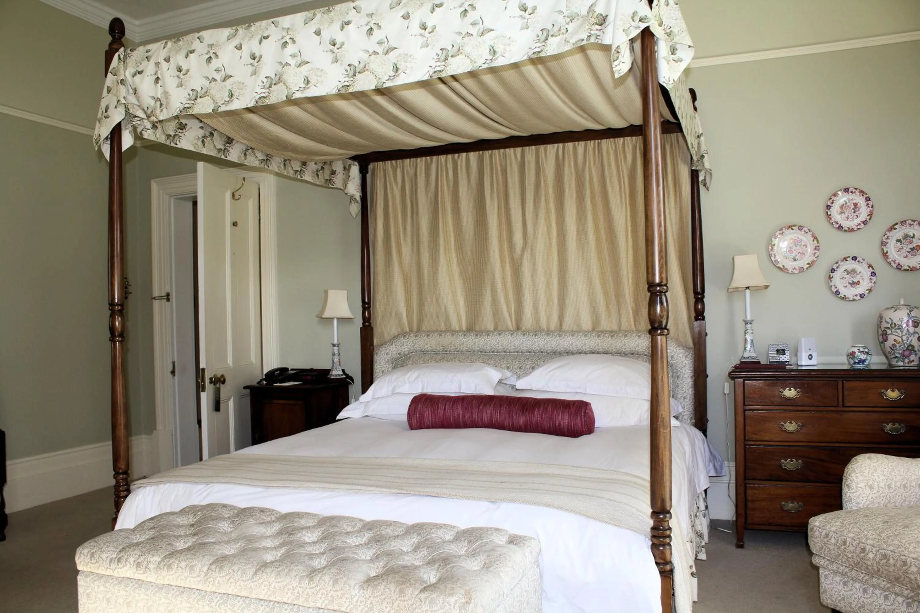 Bedroom, Bed in Hacklewood Hill Country House