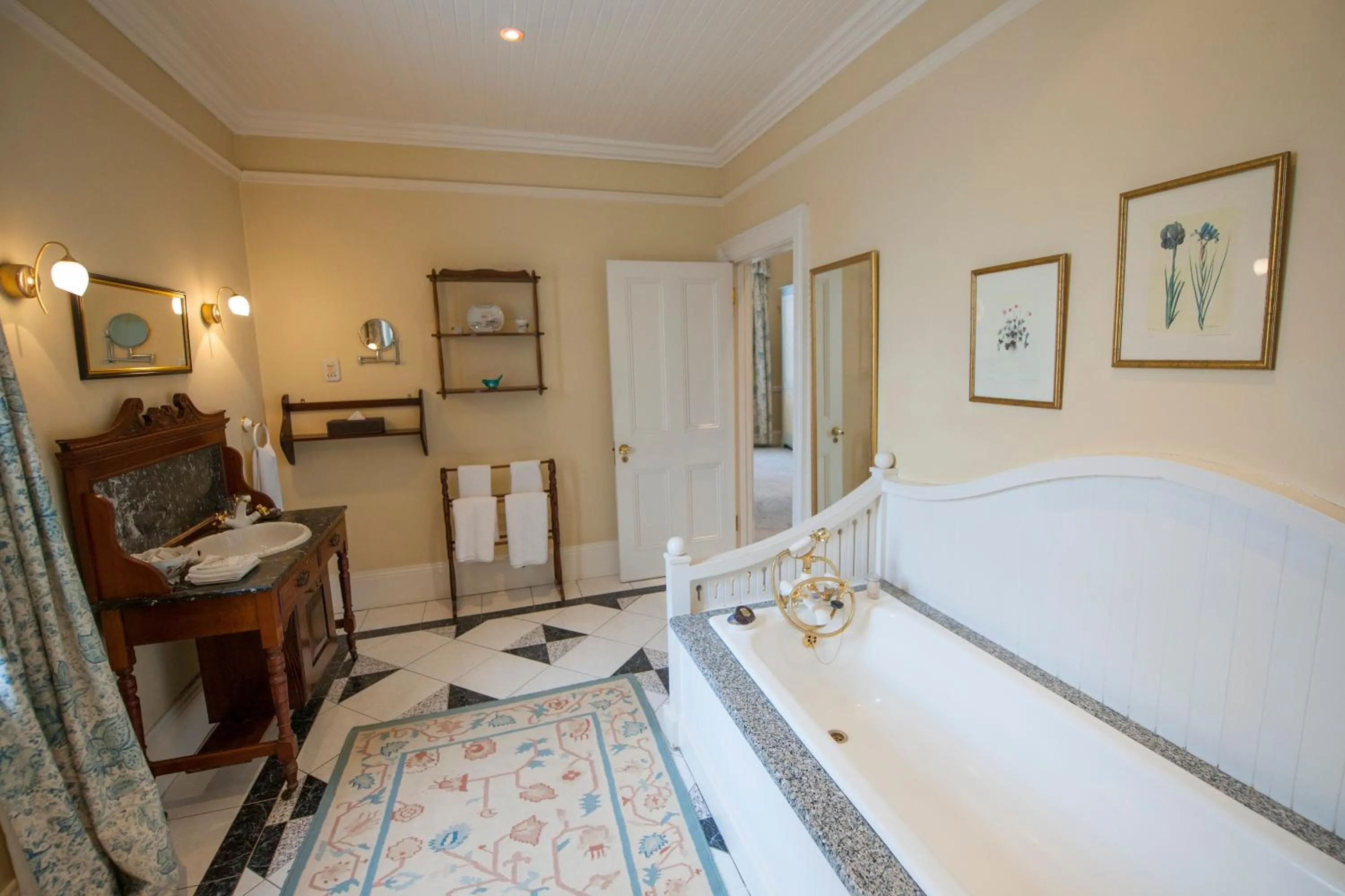 Bathroom, Bed in Hacklewood Hill Country House