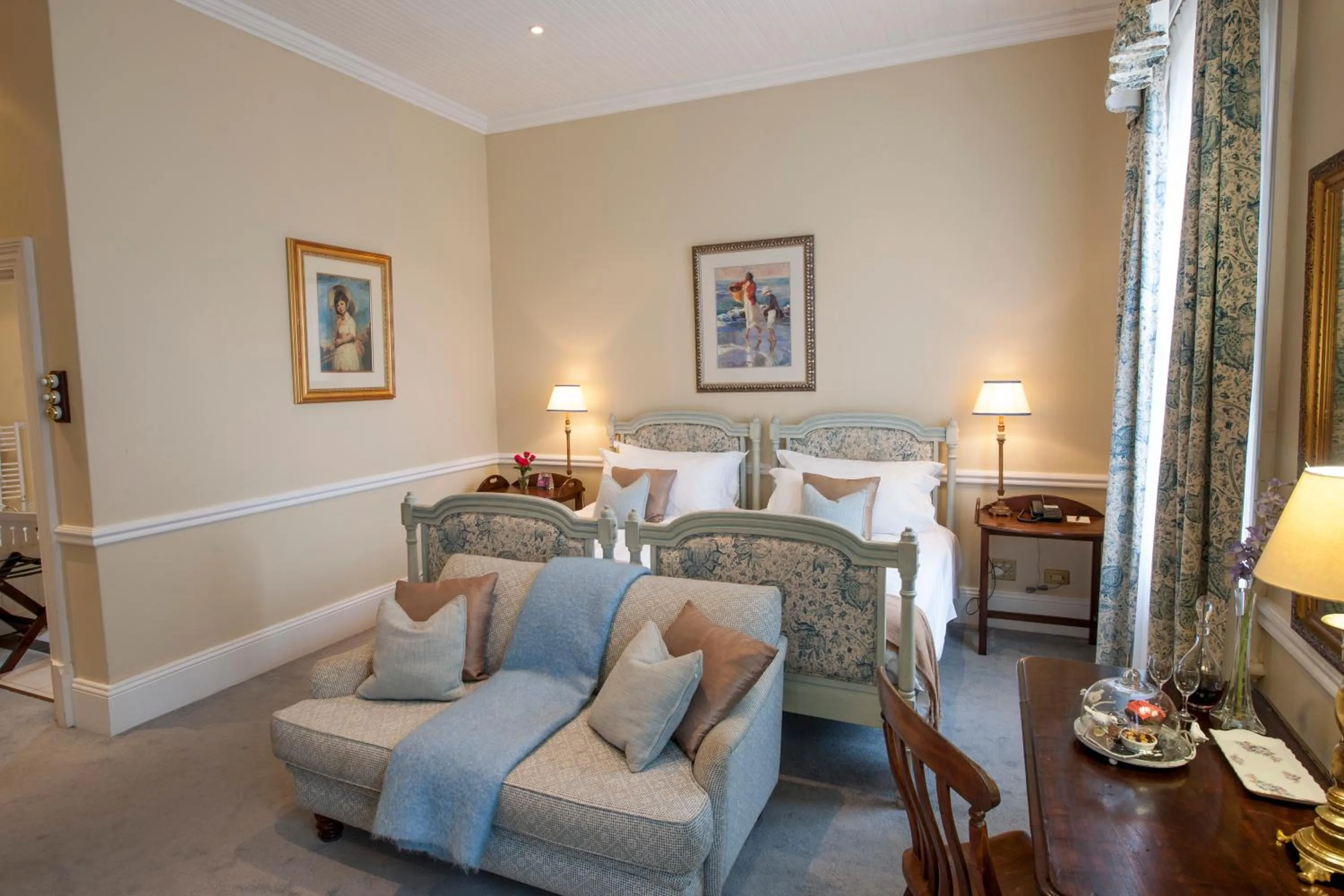 Photo of the whole room, Bed in Hacklewood Hill Country House