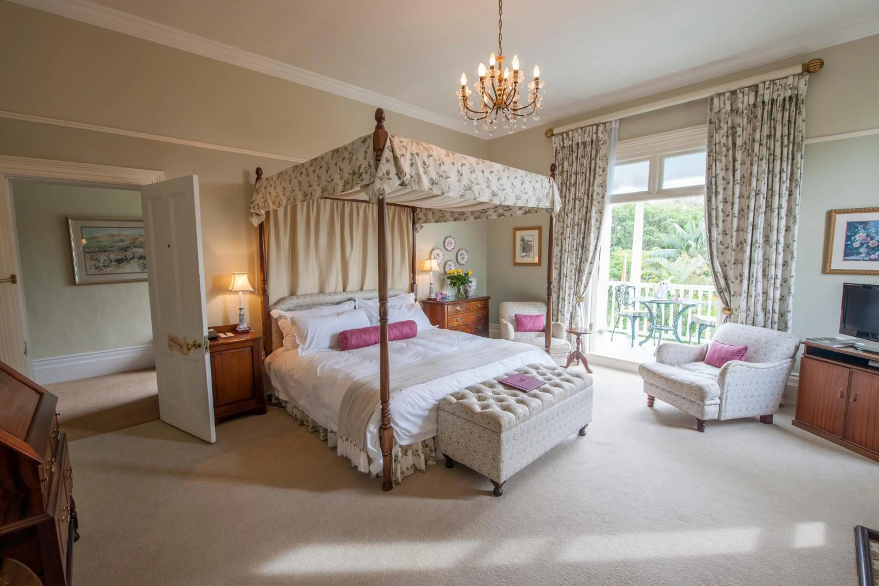 Bedroom, Bed in Hacklewood Hill Country House