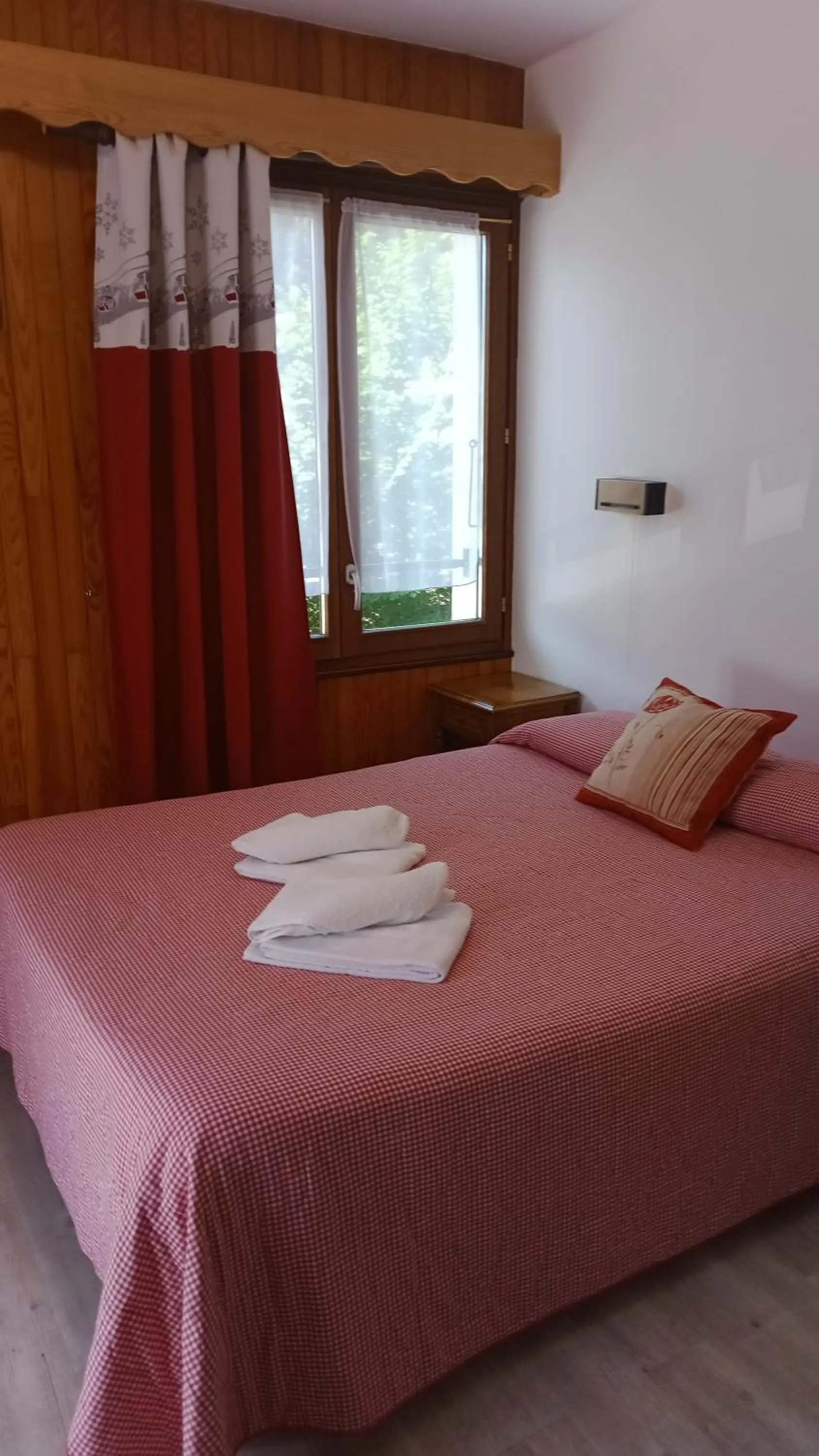 Photo of the whole room, Bed in Hôtel Le Mont Jorat