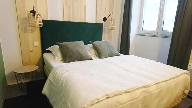 Bedroom in Hôtel Les Deux Porches
