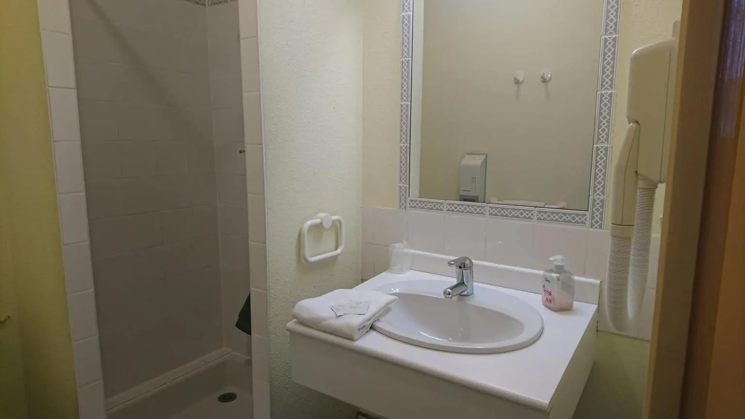 Shower in Hôtel Les Deux Porches