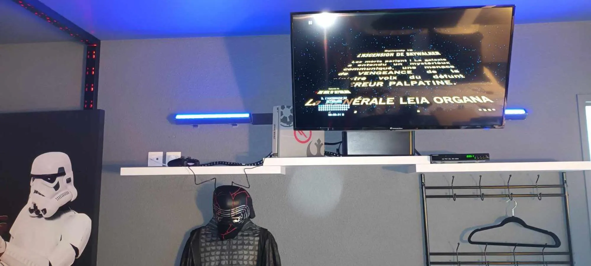 Bedroom in Hôtel Les Deux Porches