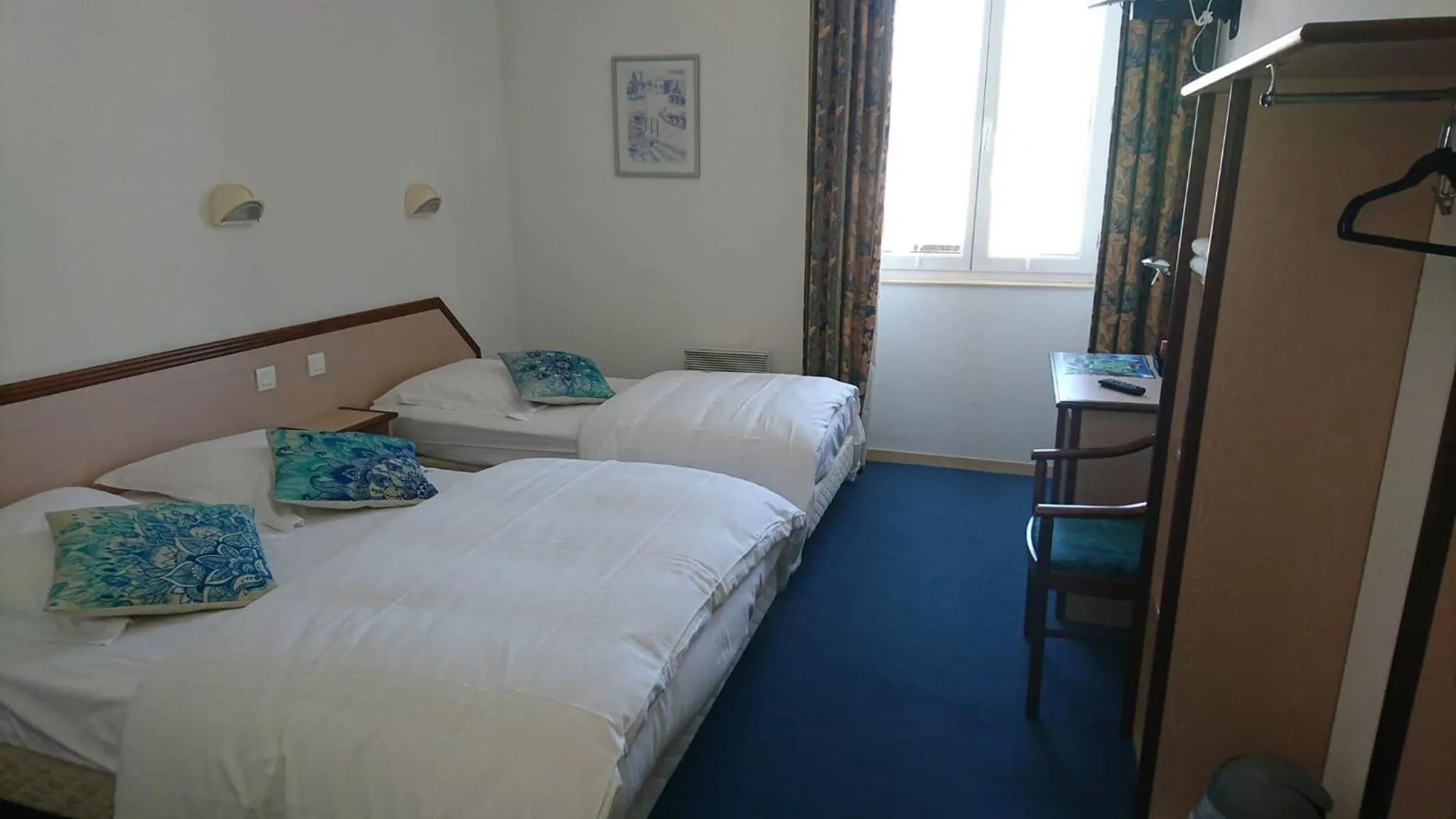 Photo of the whole room in Hôtel Les Deux Porches