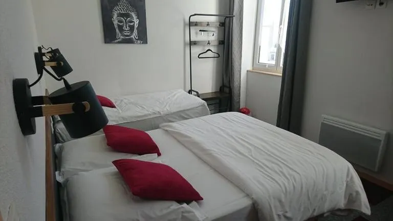 Bedroom in Hôtel Les Deux Porches