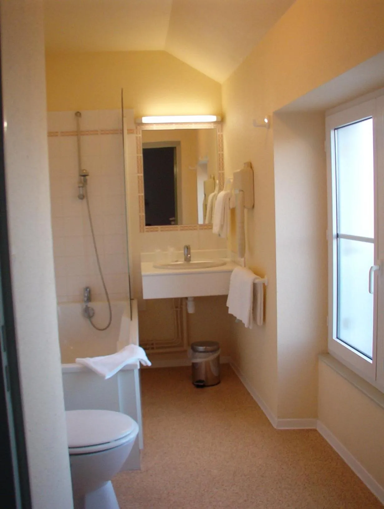 Bathroom in Hôtel Les Deux Porches