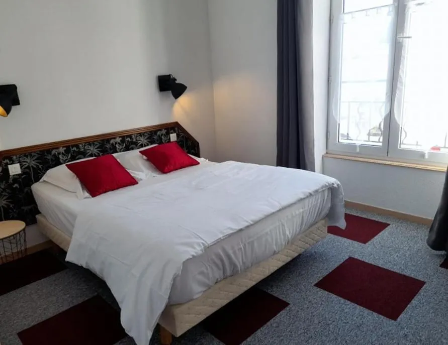 Bedroom in Hôtel Les Deux Porches