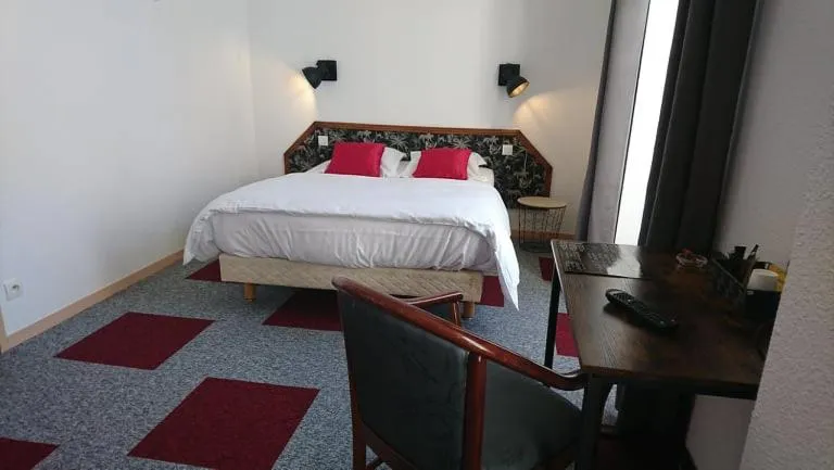 Bedroom in Hôtel Les Deux Porches