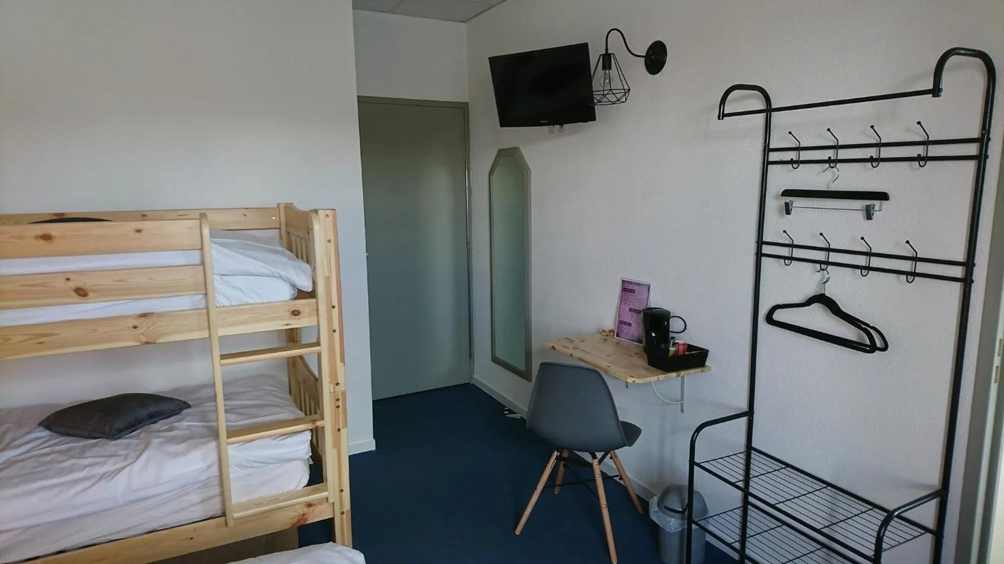 bunk bed in Hôtel Les Deux Porches