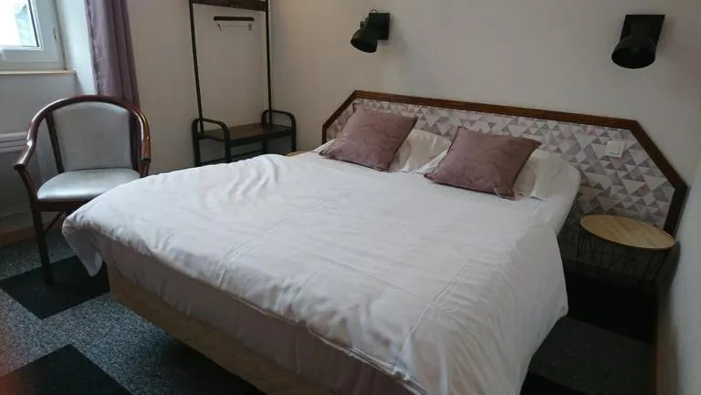 Bedroom in Hôtel Les Deux Porches