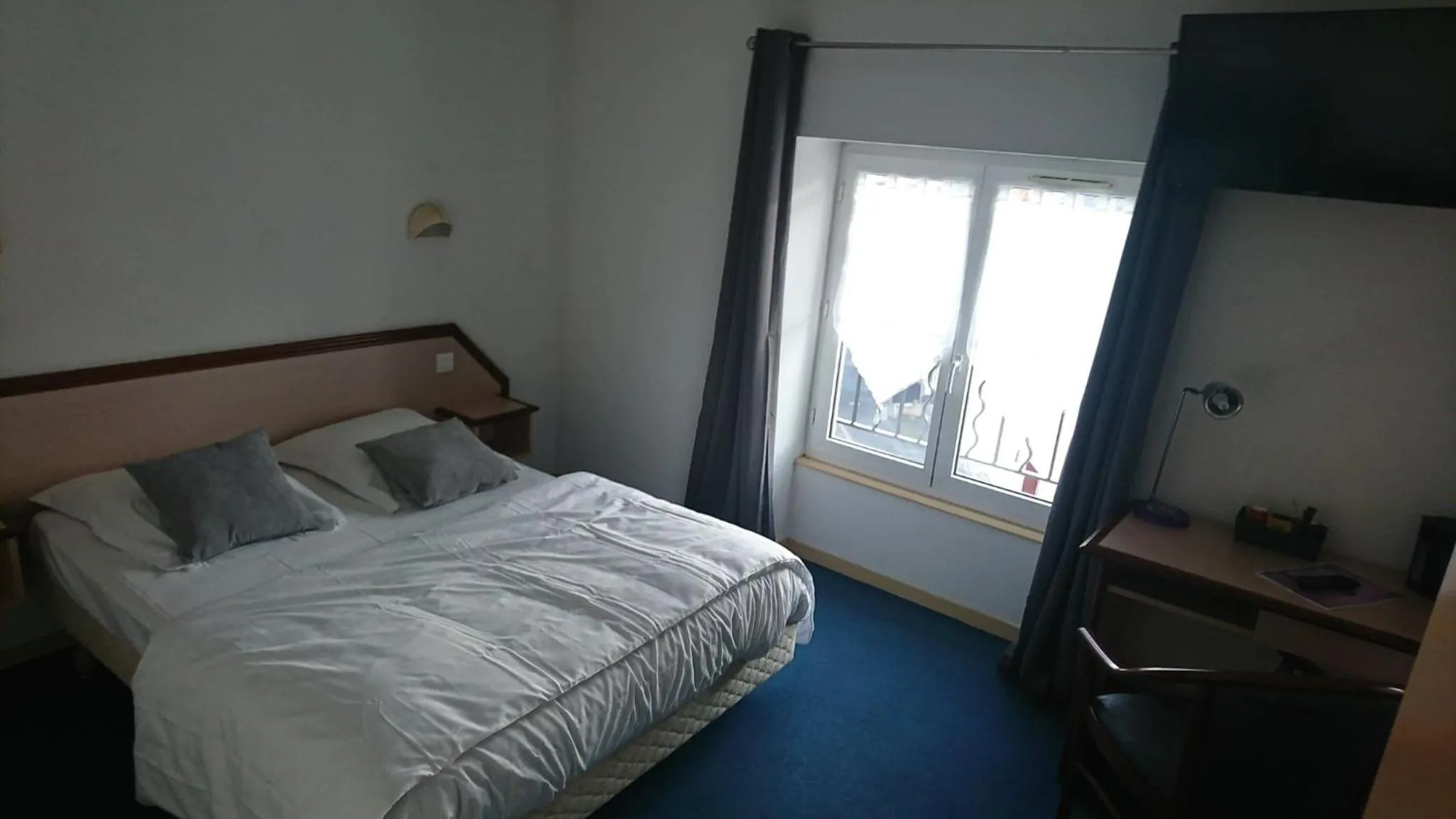 Photo of the whole room in Hôtel Les Deux Porches