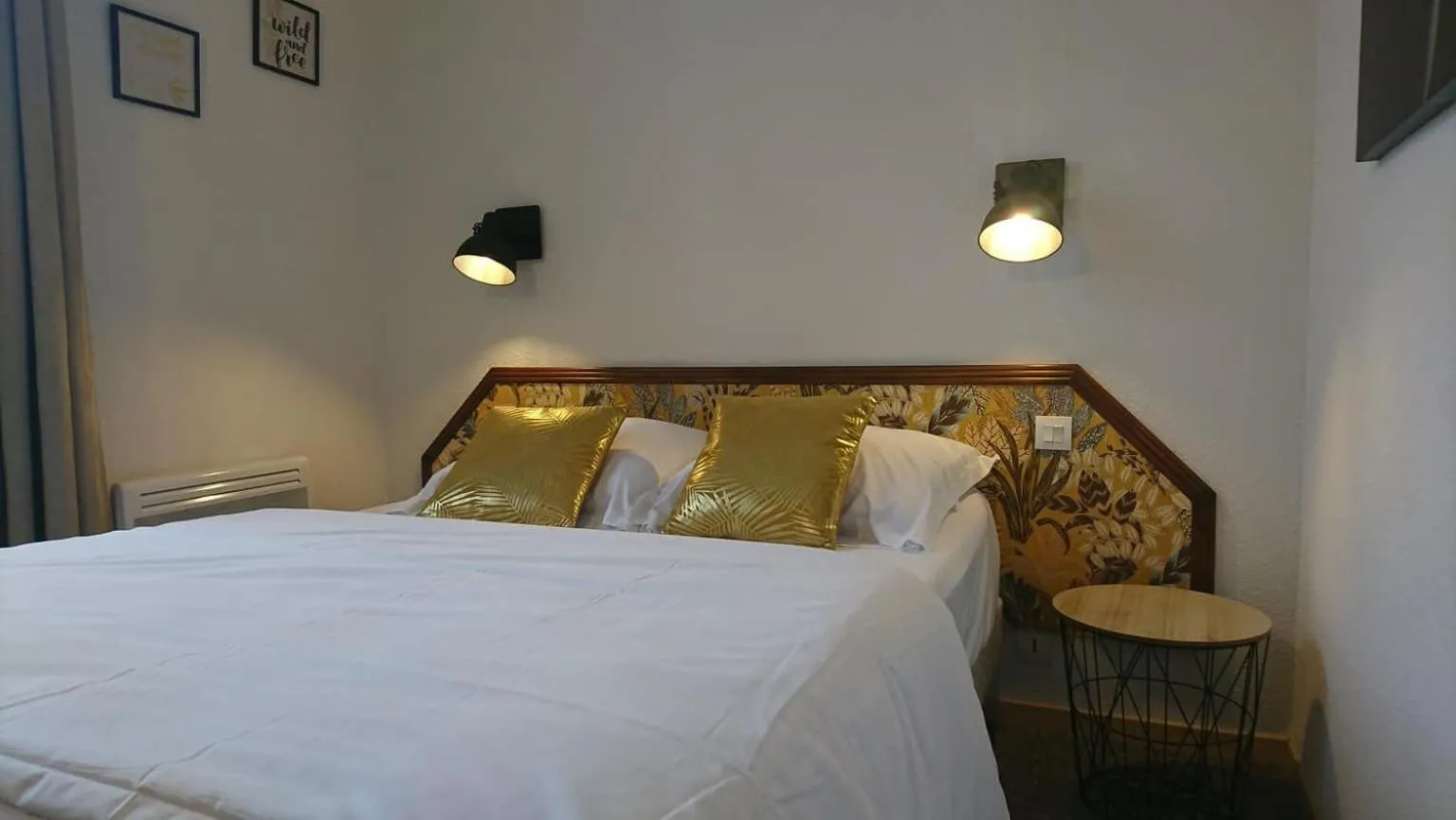 Bedroom in Hôtel Les Deux Porches