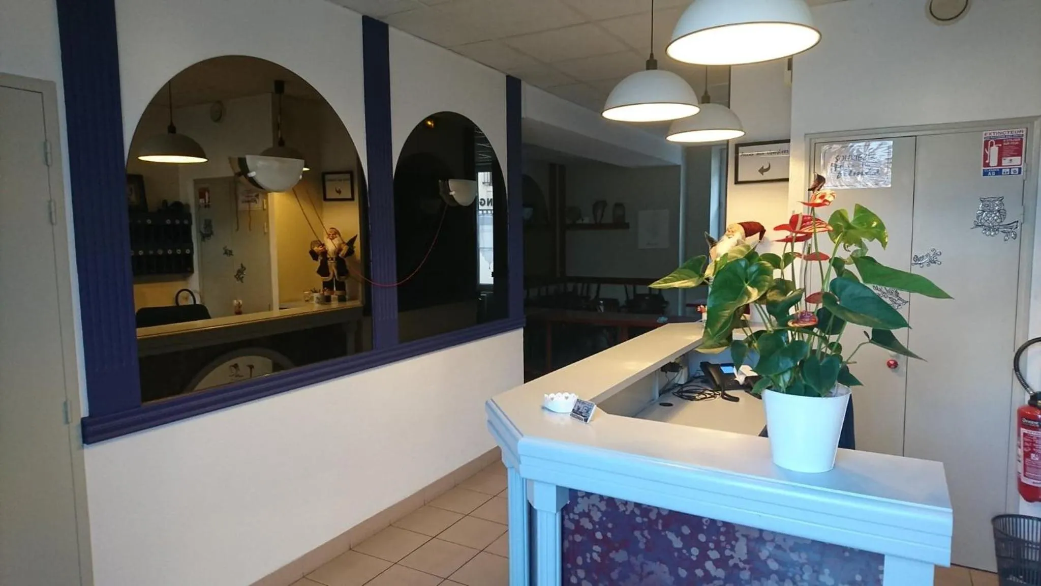 Lobby or reception in Hôtel Les Deux Porches