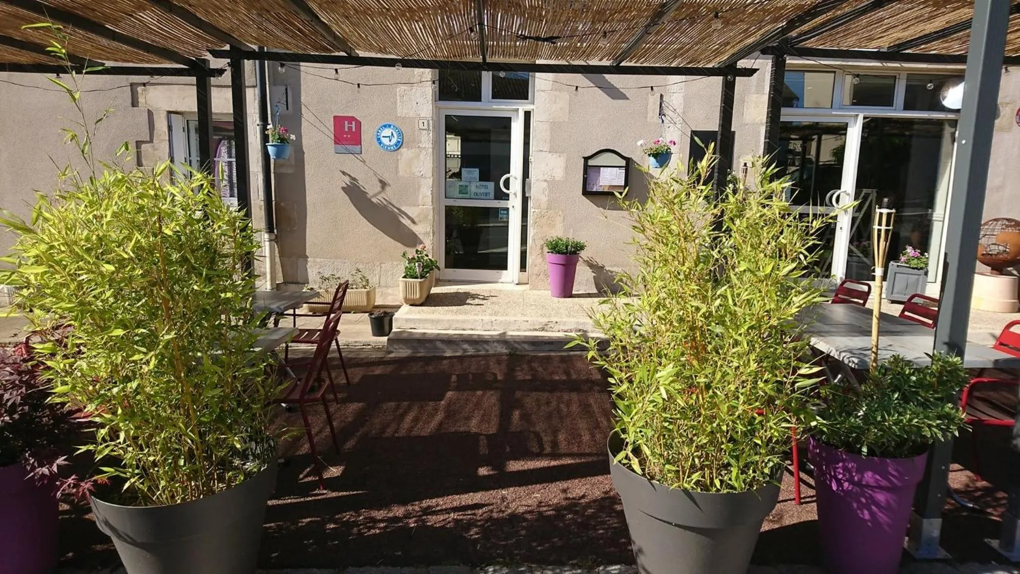 Patio in Hôtel Les Deux Porches