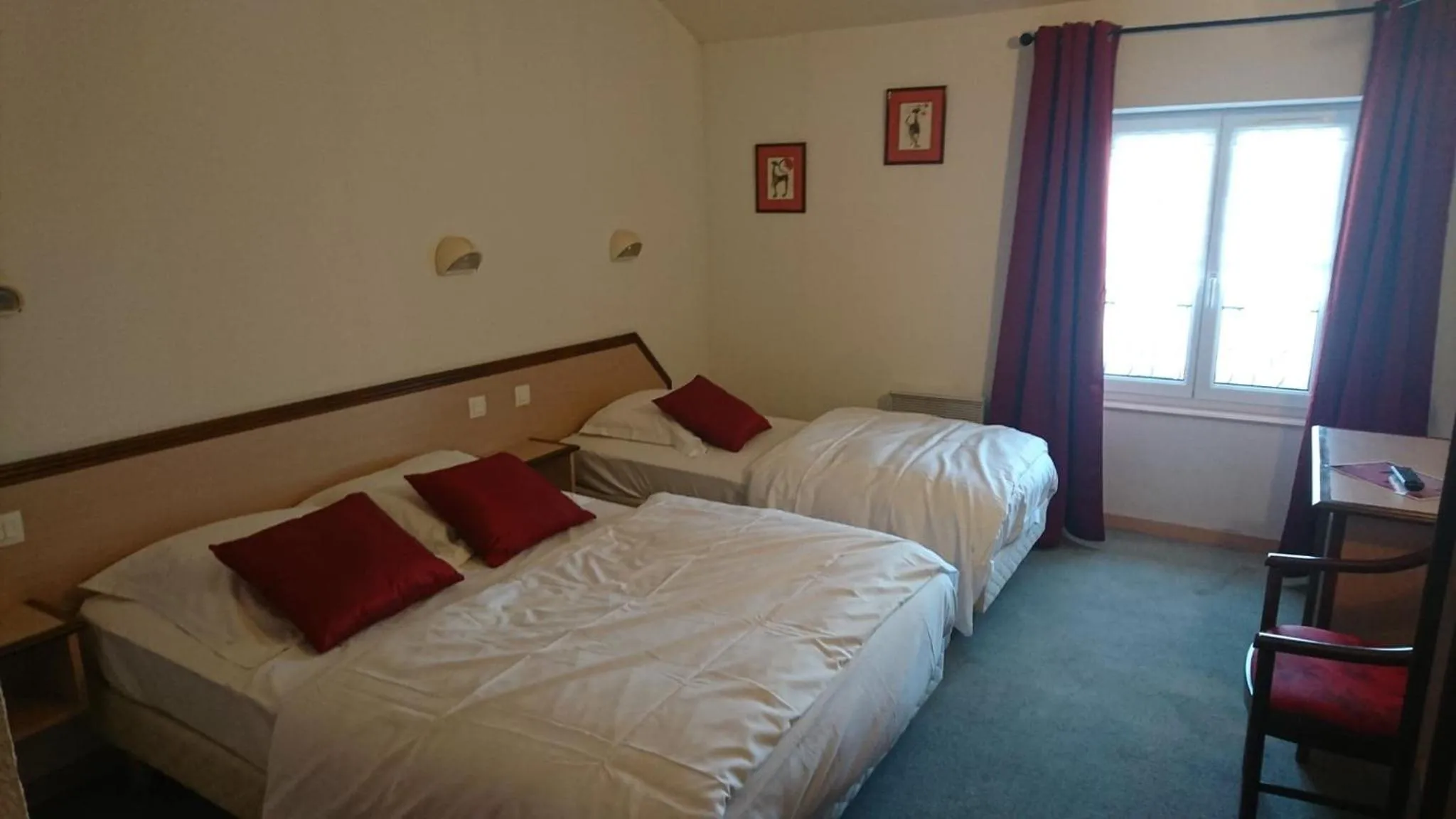 Photo of the whole room in Hôtel Les Deux Porches