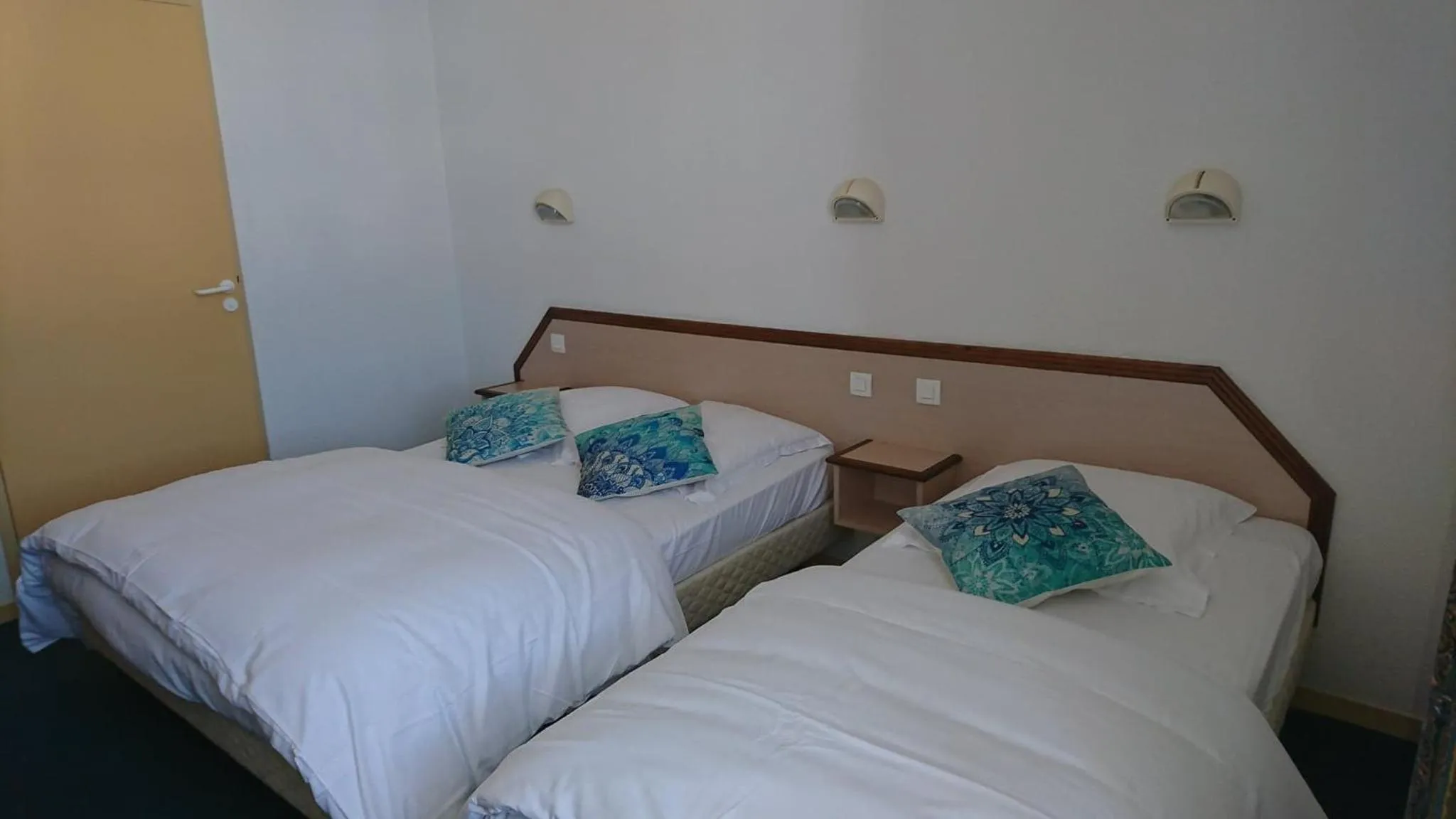 Photo of the whole room in Hôtel Les Deux Porches