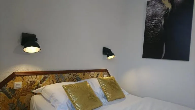 Bedroom in Hôtel Les Deux Porches