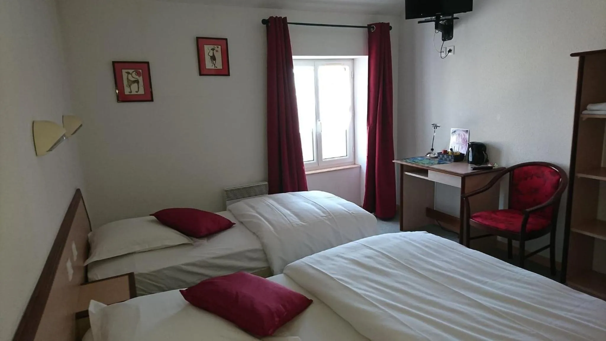 Photo of the whole room in Hôtel Les Deux Porches