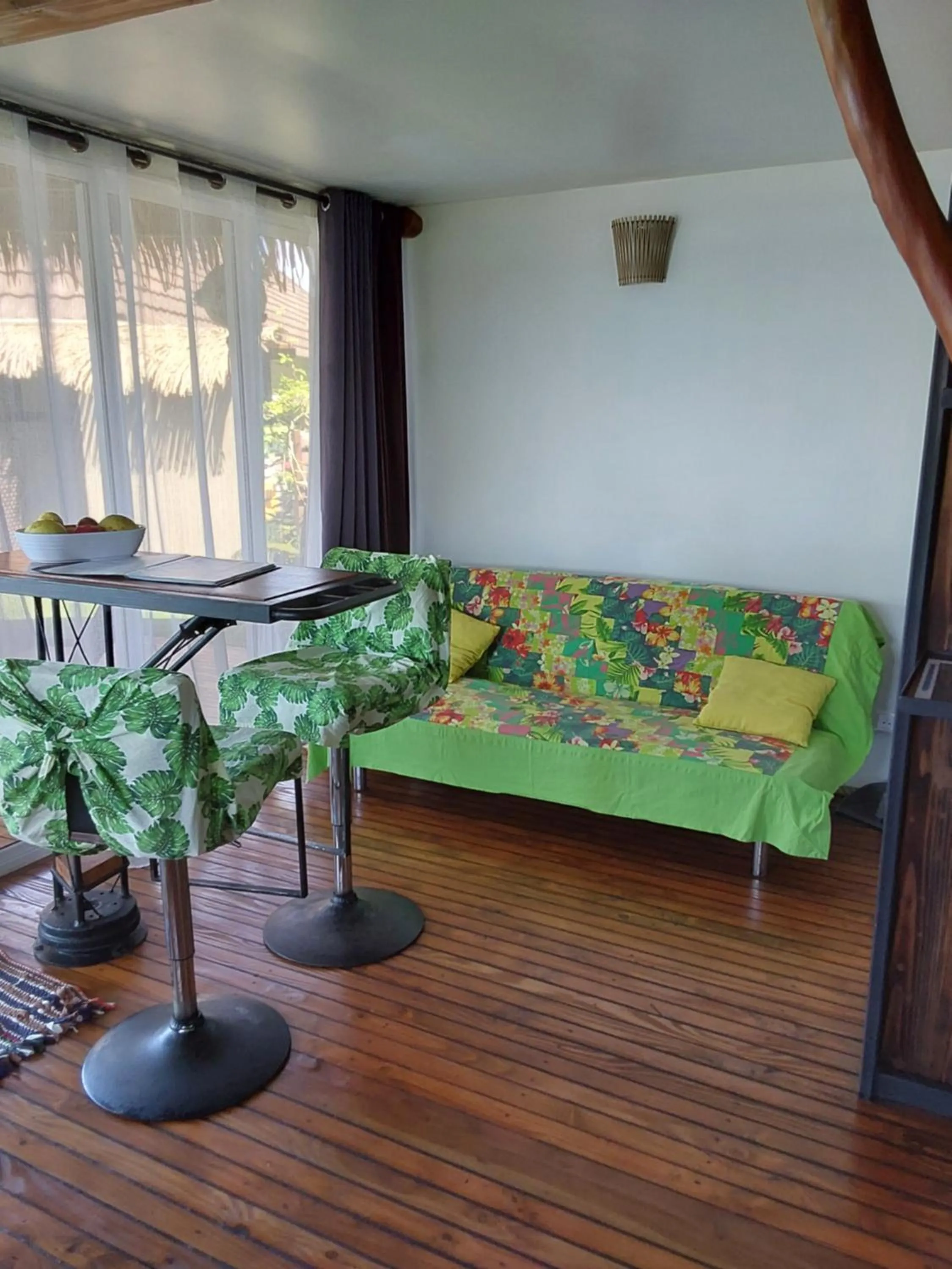 Seating area, Bed in Faré Mahi Mahi