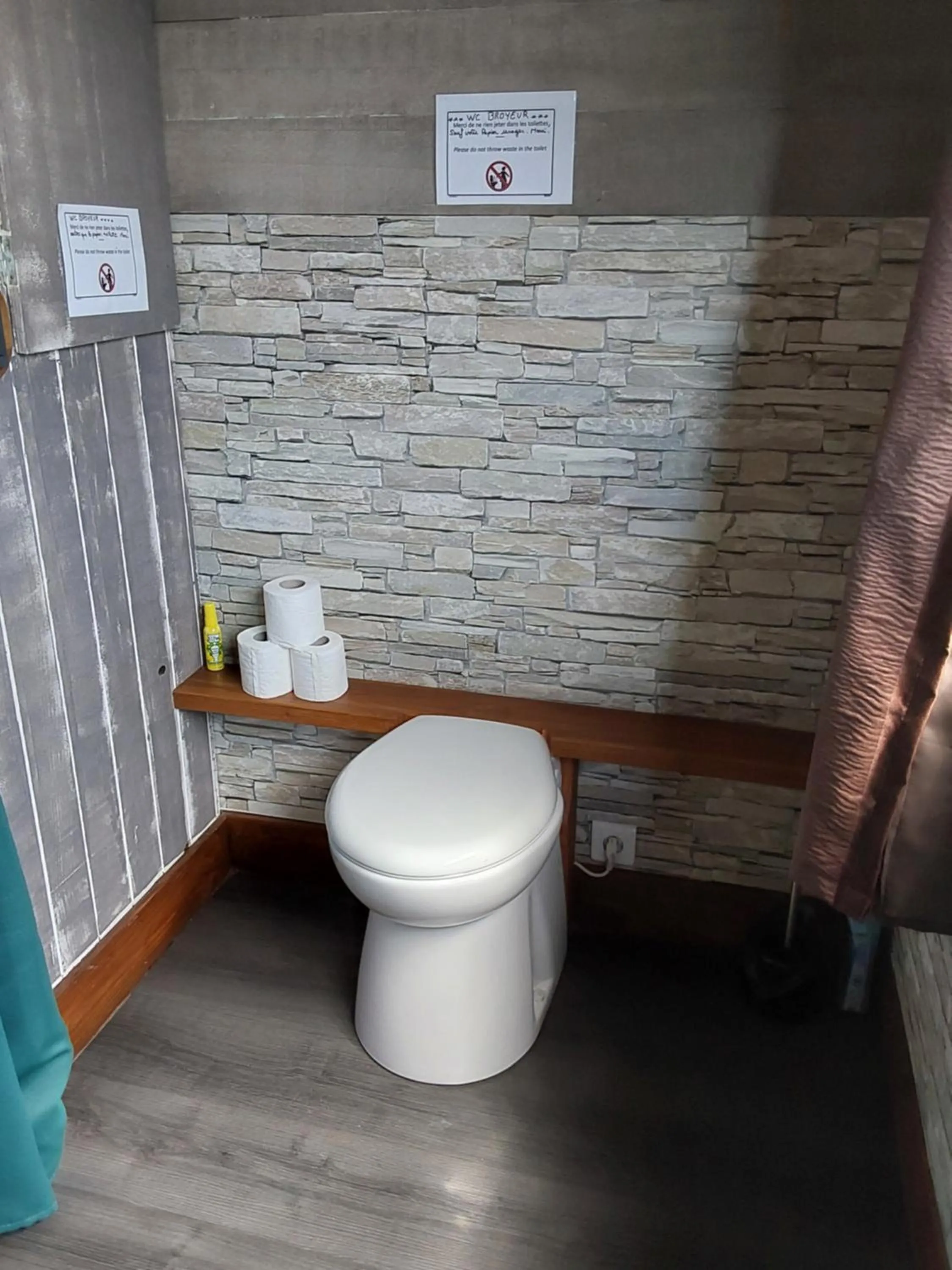 Toilet in Faré Mahi Mahi