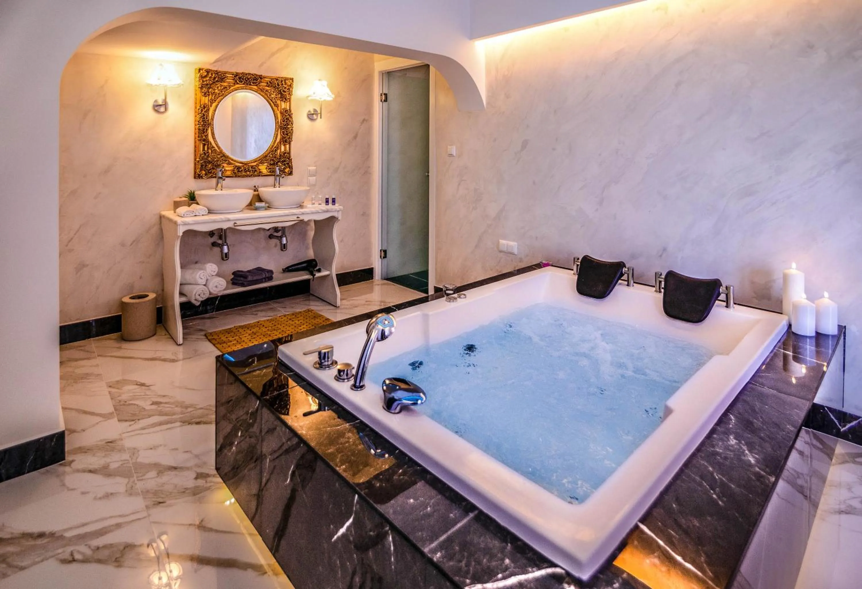 Hot Tub in Panorama Suites & Spa - Adults Only