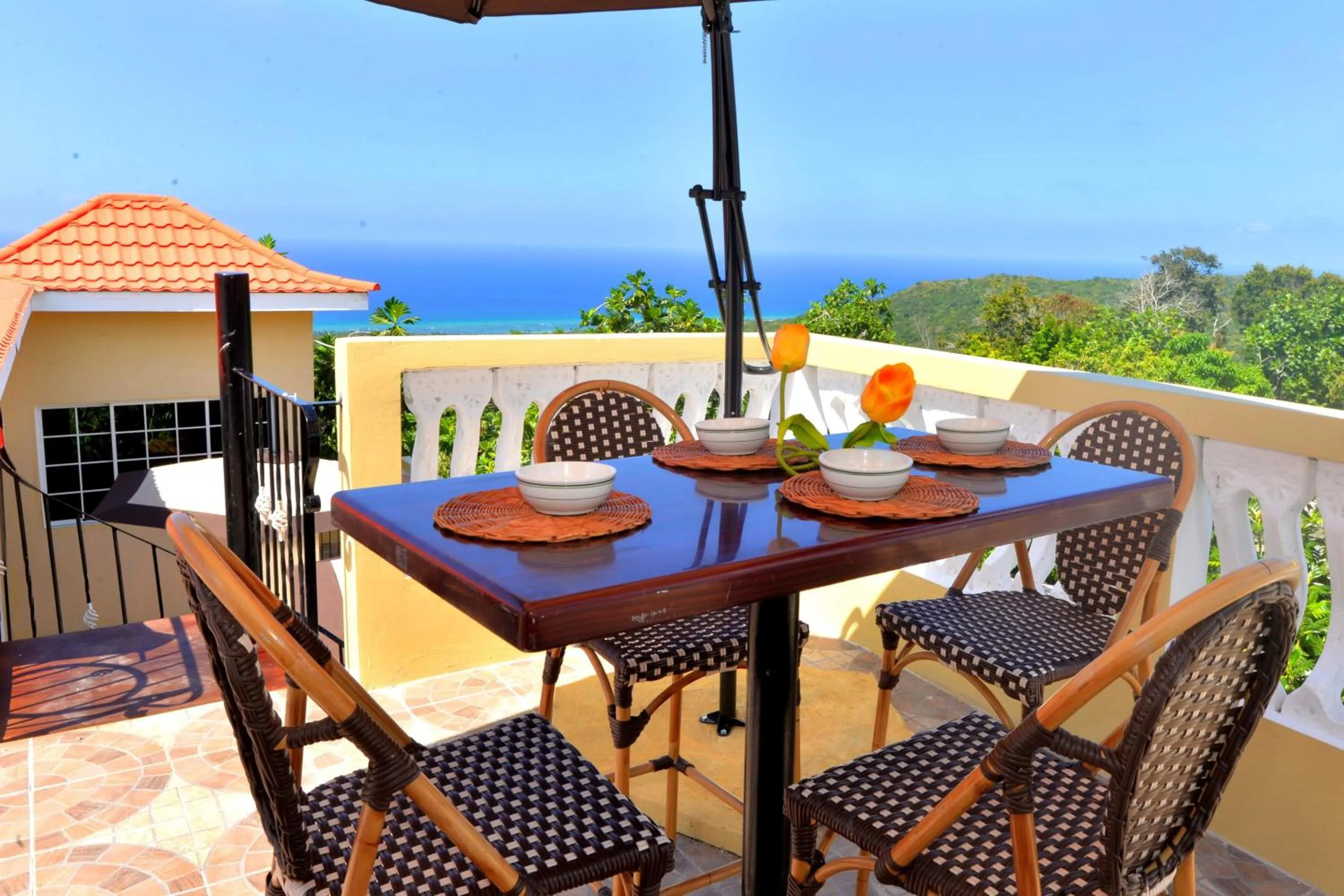 Restaurant/places to eat in Takuma Boutque Hotel Hotel Rooms & Suites