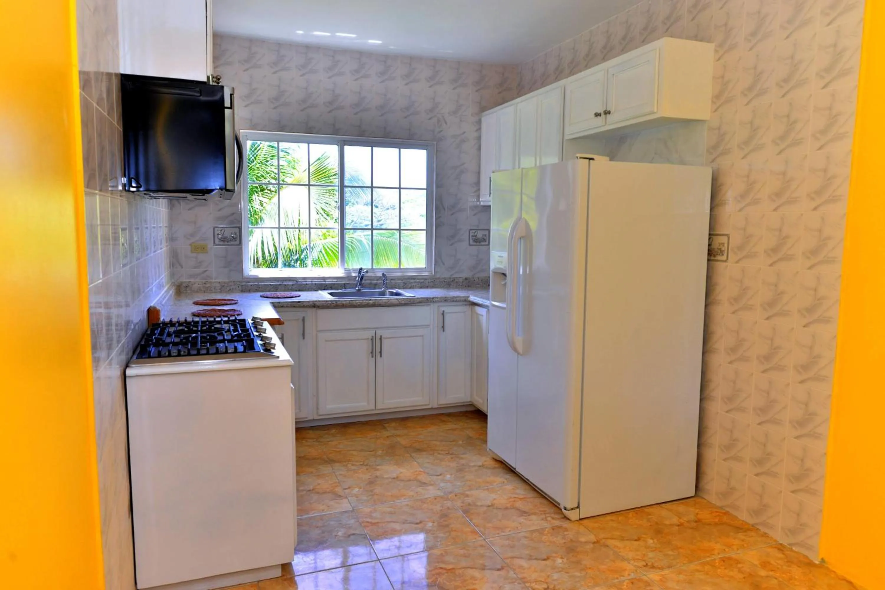 Restaurant/places to eat in Takuma Boutque Hotel Hotel Rooms & Suites