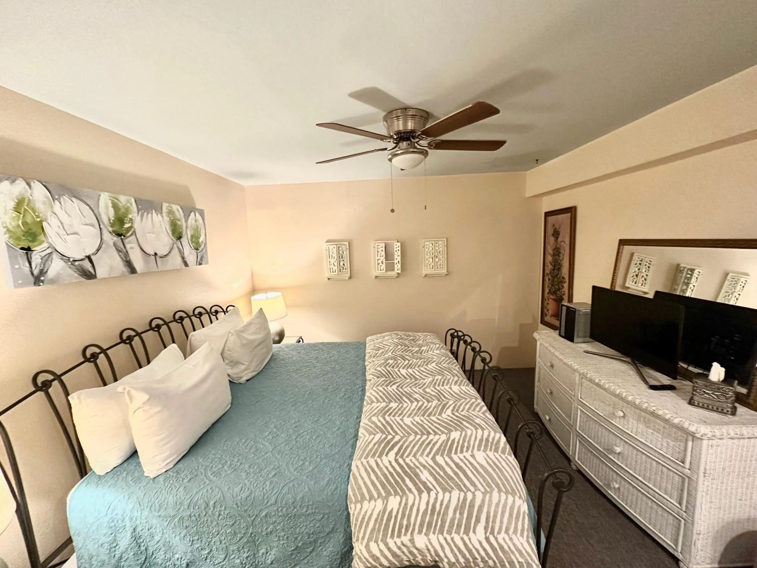 Bedroom, Bed in Bisbee Brownstone Suites