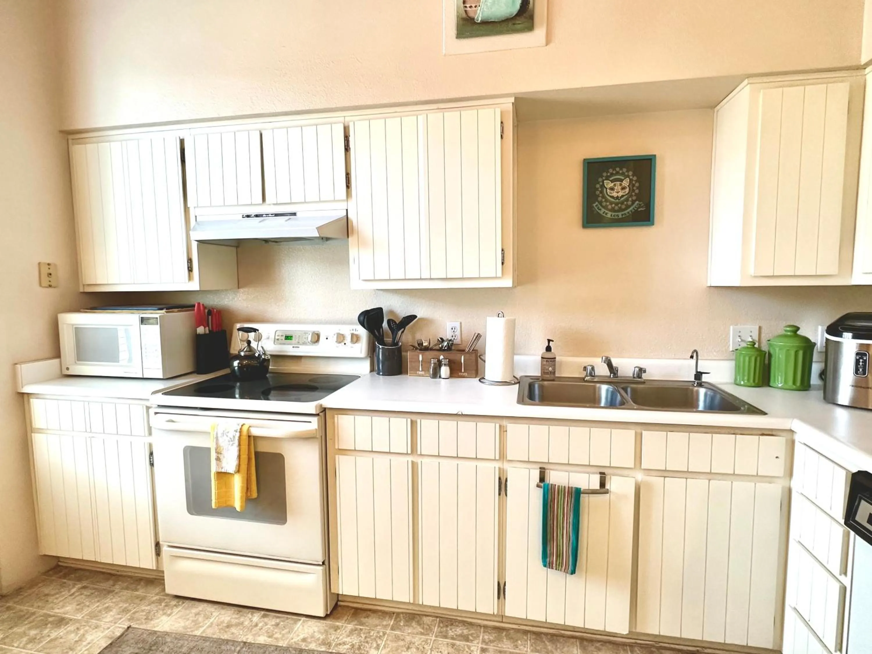kitchen in Bisbee Brownstone Suites