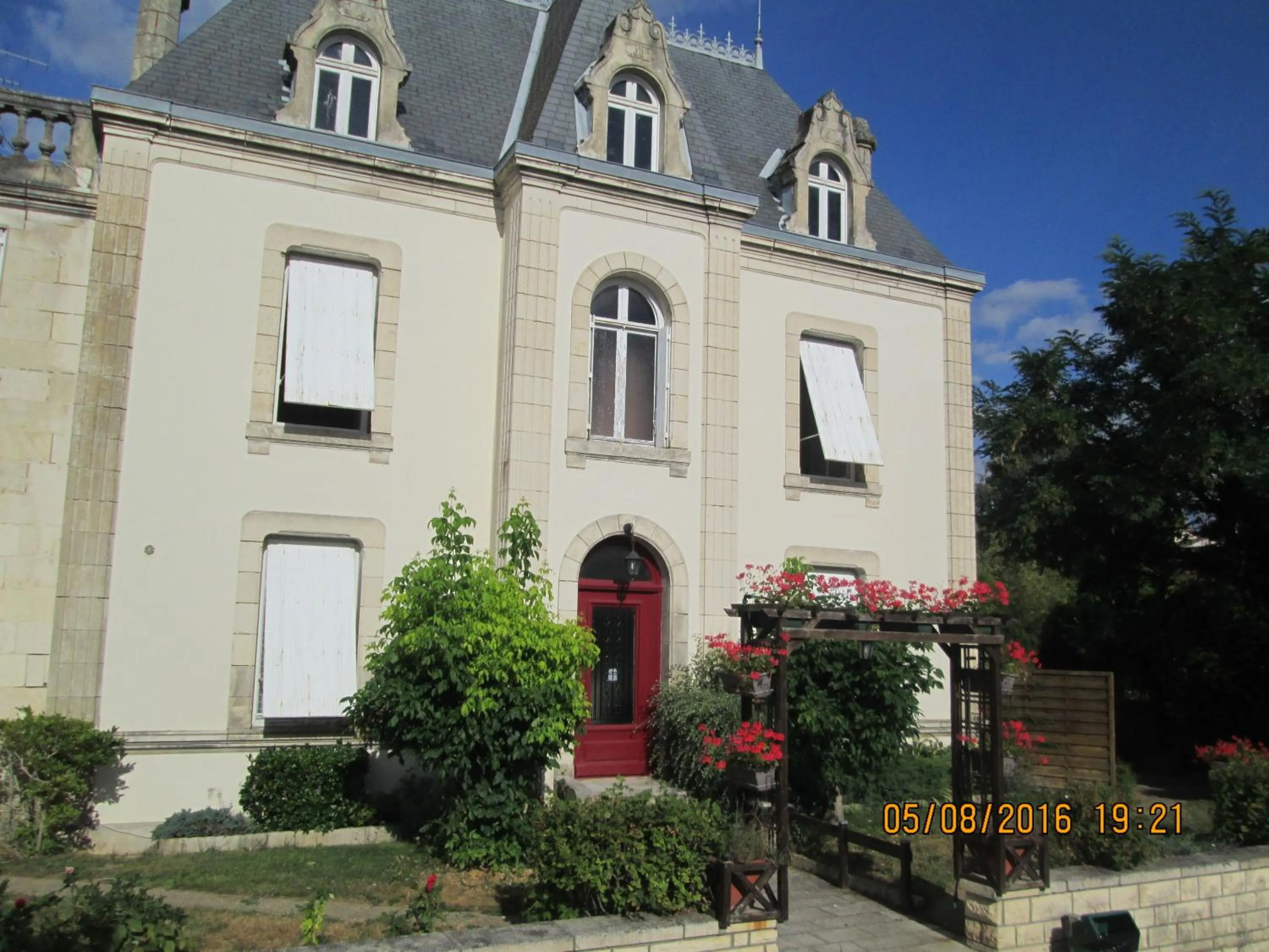 Facade/entrance in Logis Hôtel Beauséjour