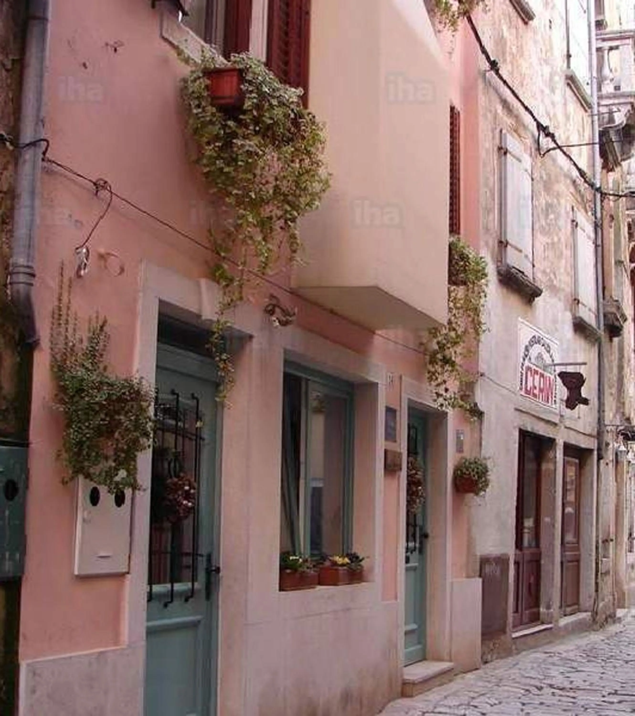 Property building in Villa Cissa Apartments by Irundo