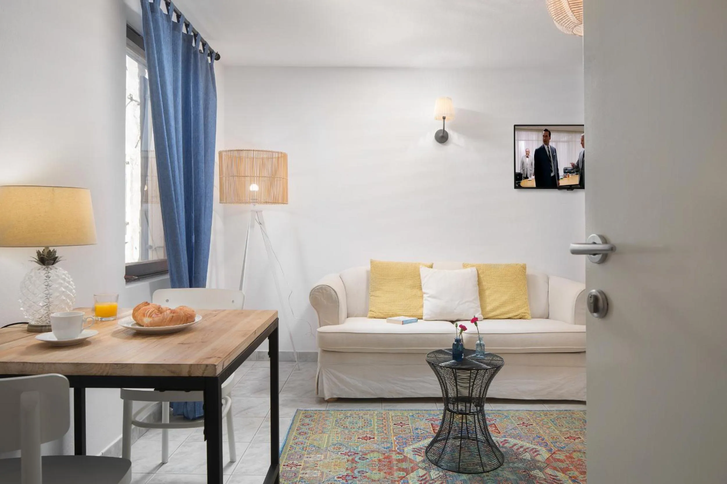 Seating area in Villa Cissa Apartments by Irundo