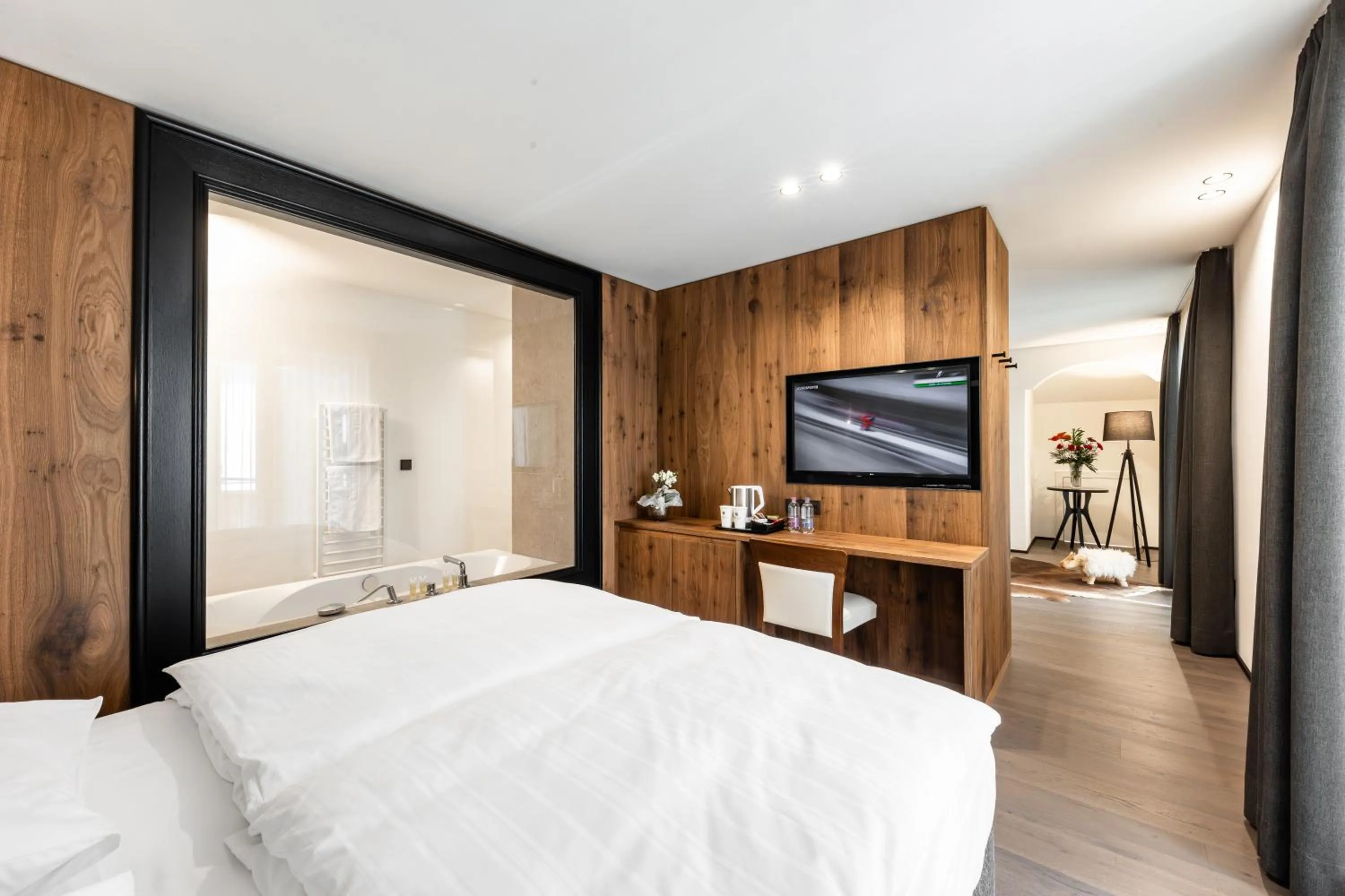 Bedroom, Bed in Hotel Hell