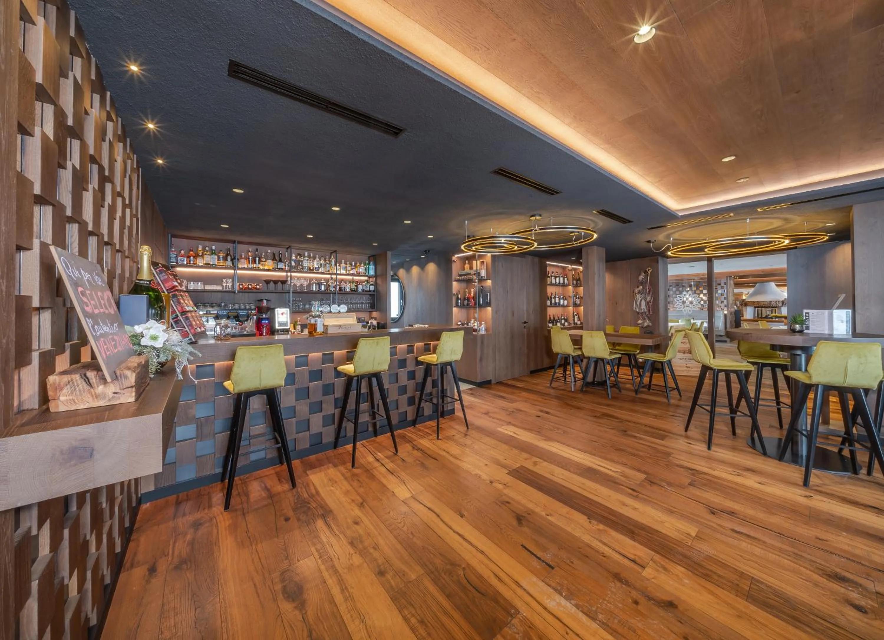 Restaurant/places to eat in Hotel Hell