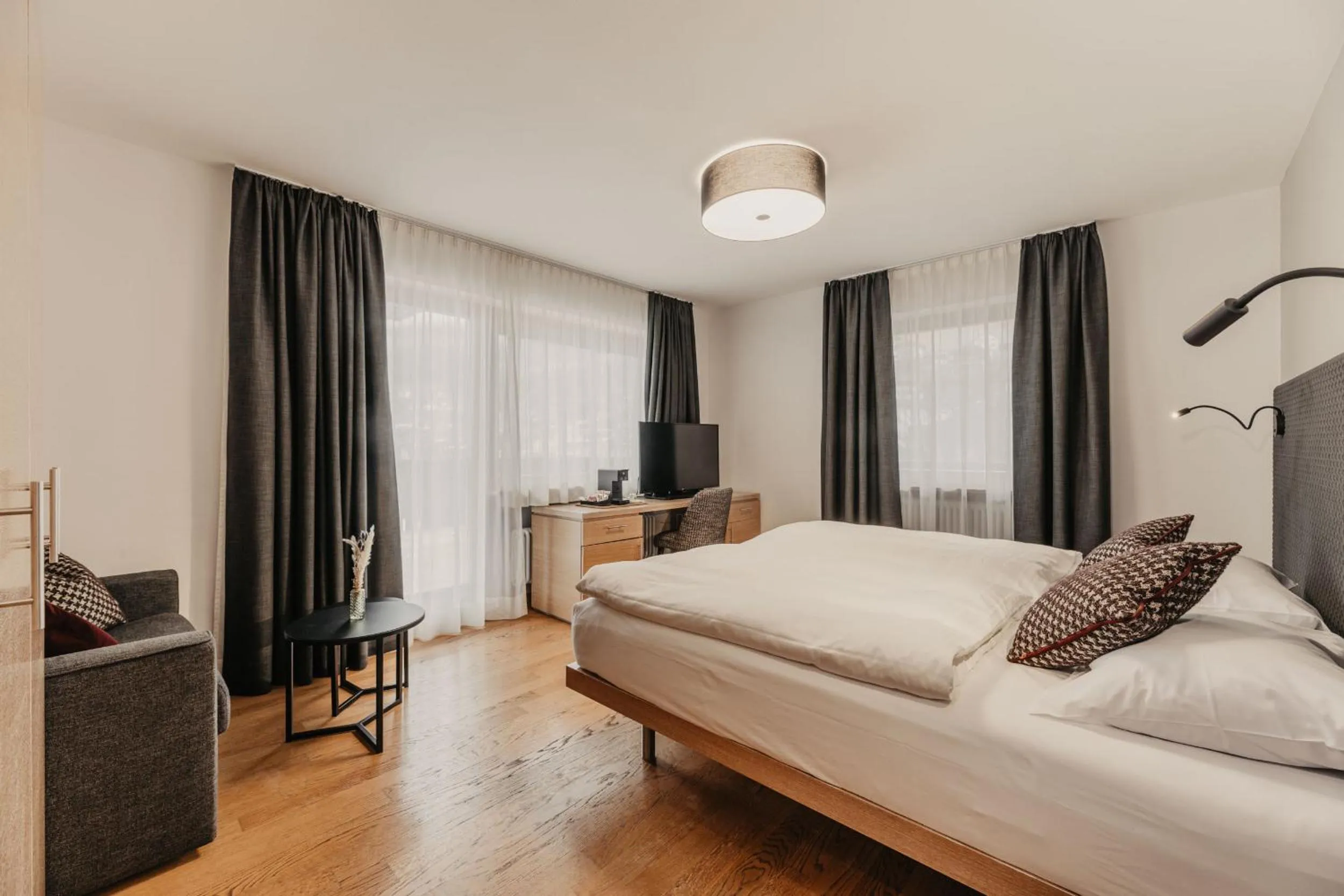 Photo of the whole room, Bed in Hotel Hell