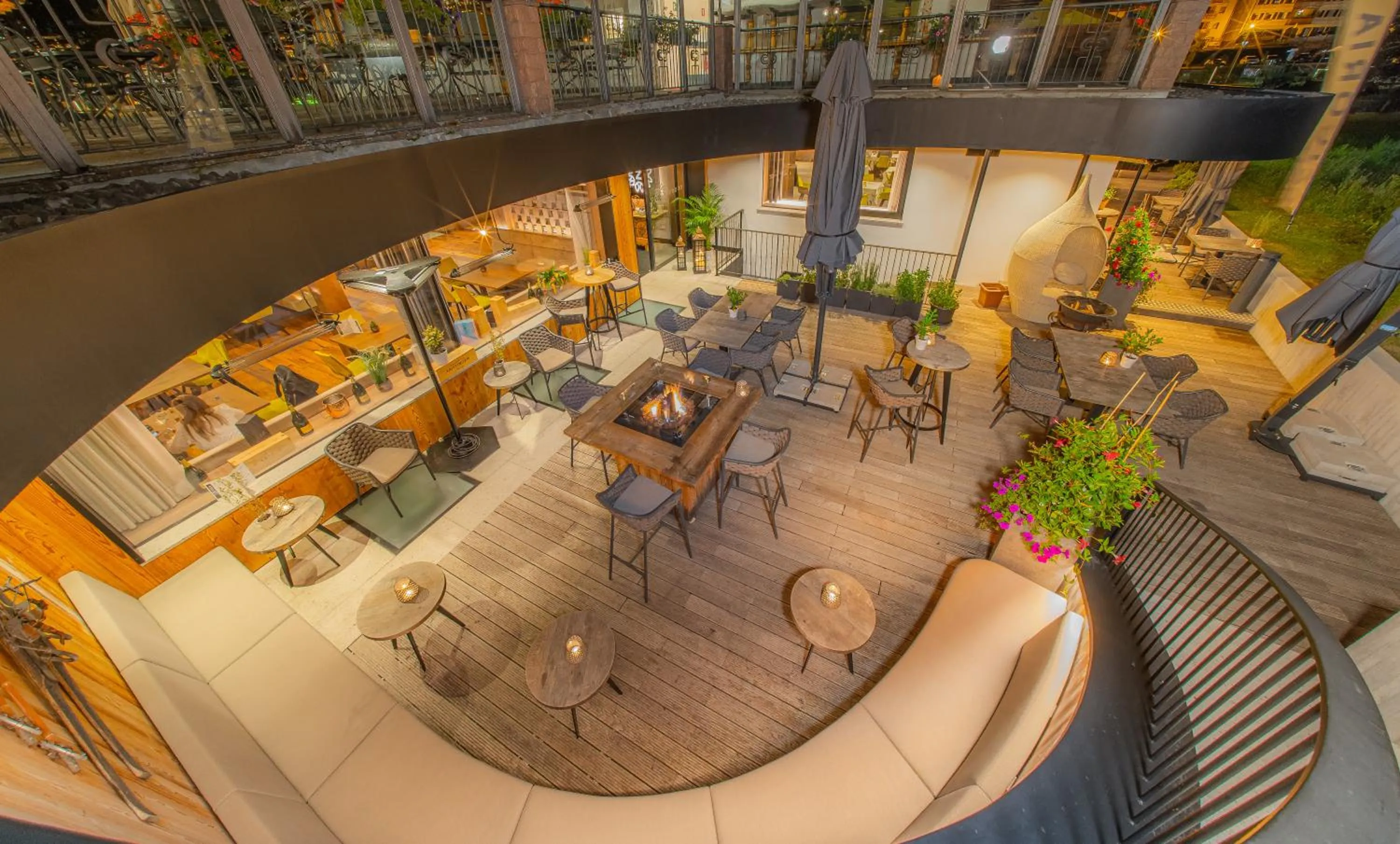 Restaurant/places to eat in Hotel Hell