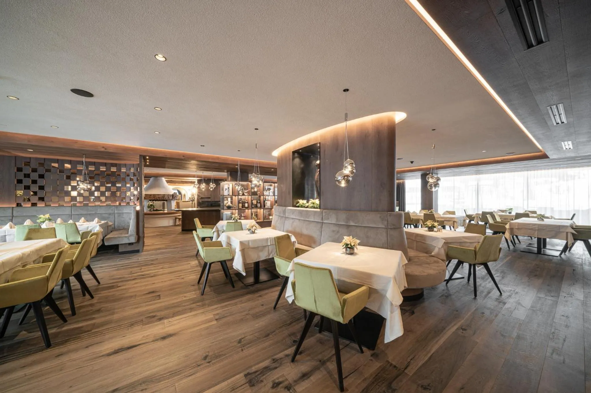 Restaurant/places to eat in Hotel Hell