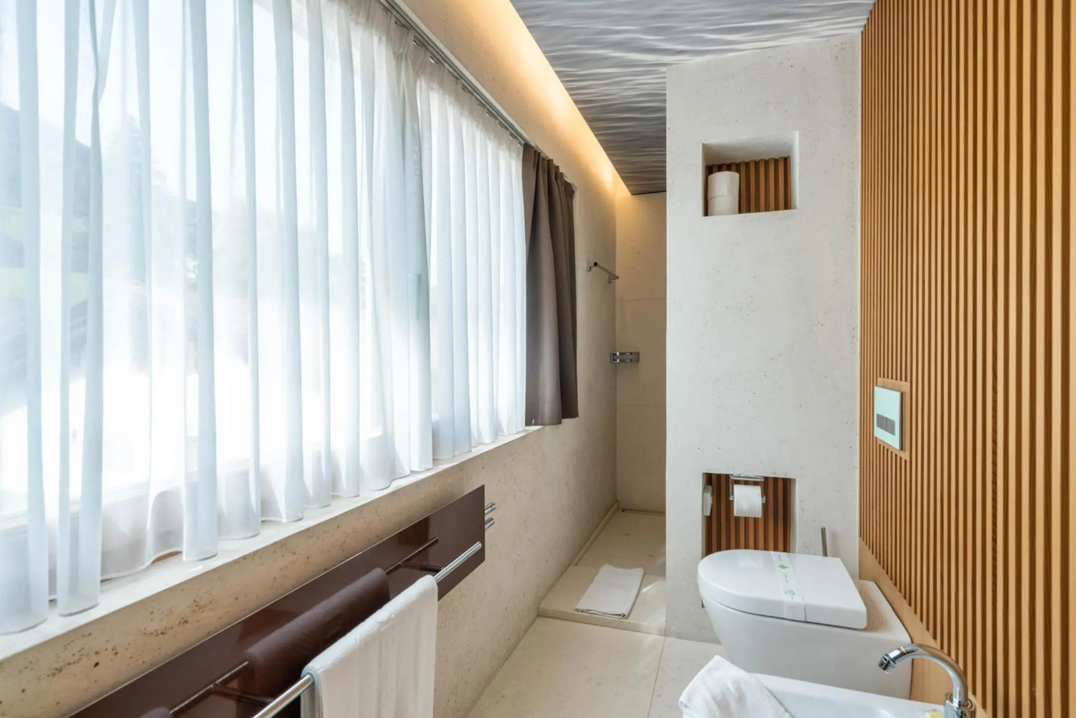 Shower in Hotel Hell