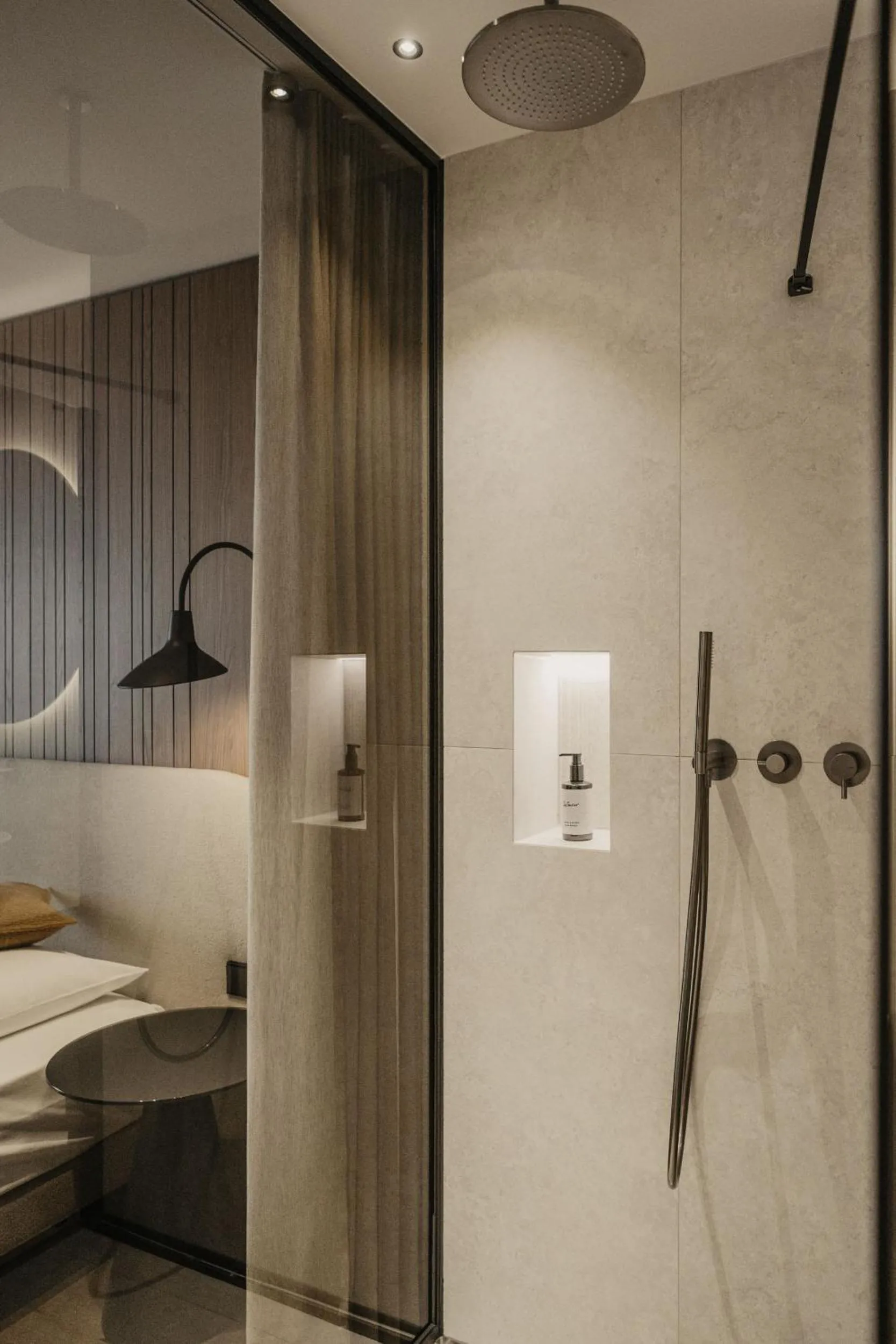 Shower in Hotel Hell