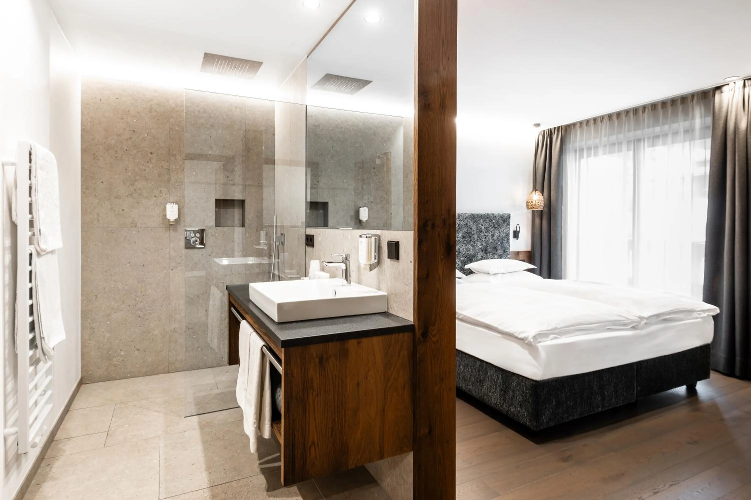 Bathroom, Bed in Hotel Hell