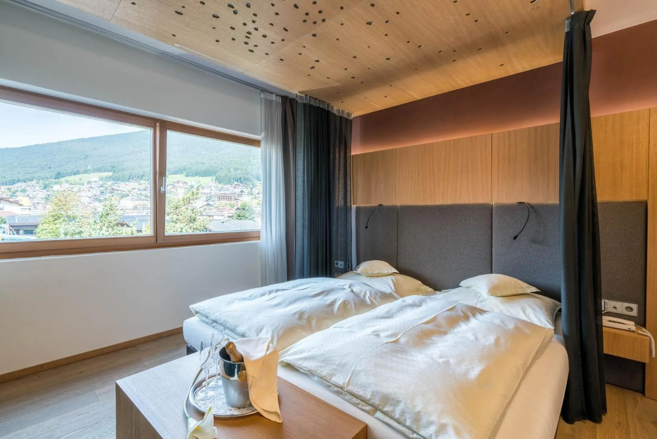 Bedroom, Bed in Hotel Hell