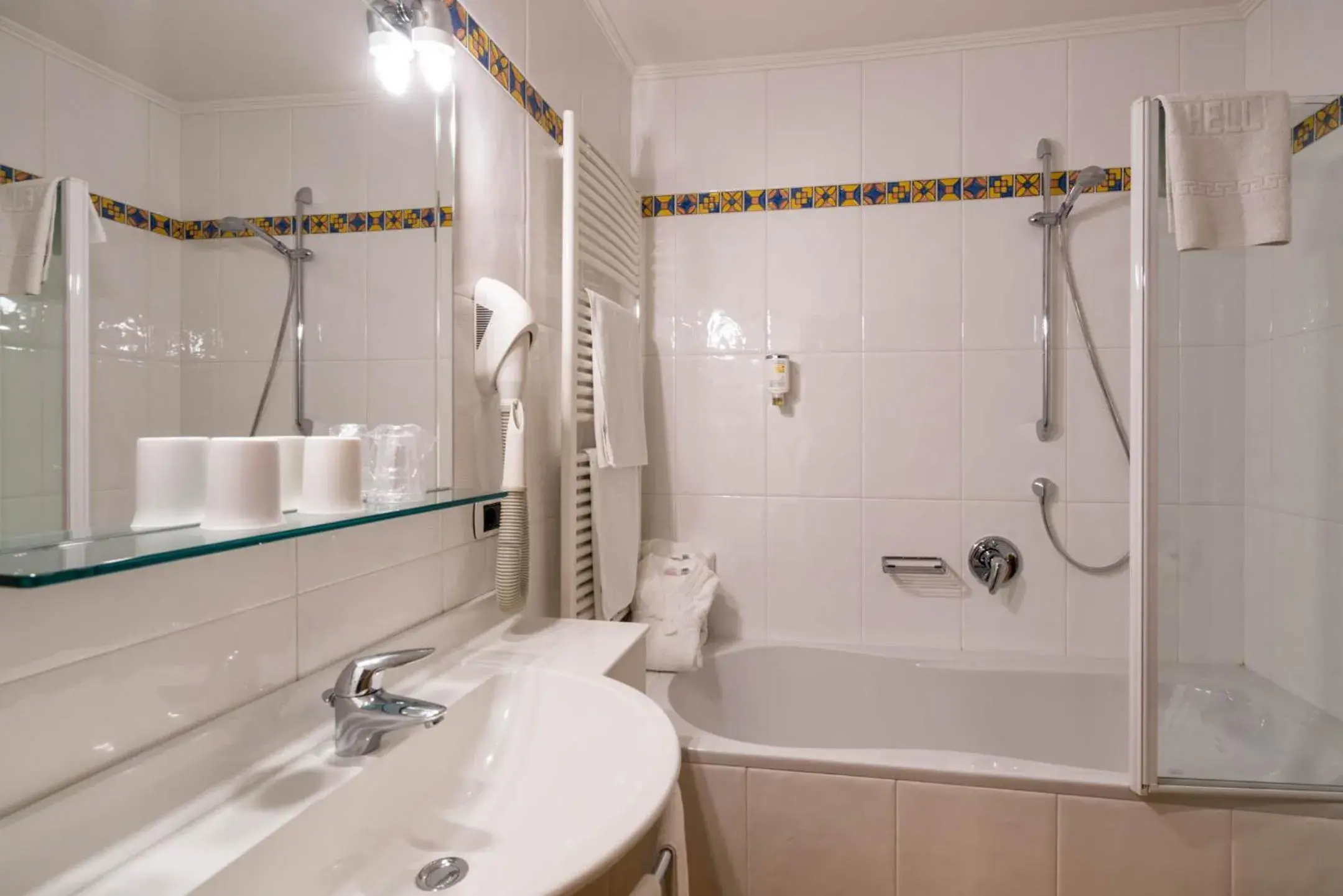 Large Double or Twin Room in Hotel Hell Large Double or Twin Room in Hotel Hell