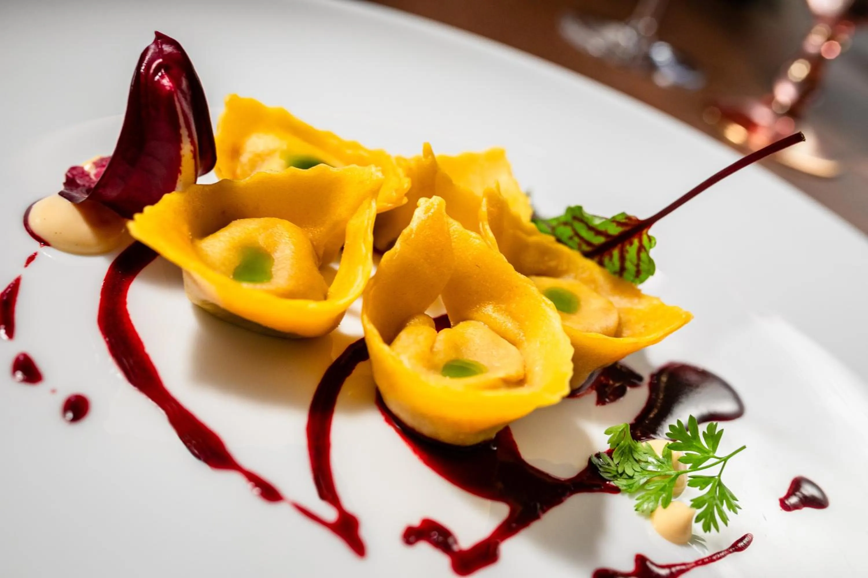 Restaurant/places to eat in Hotel Hell